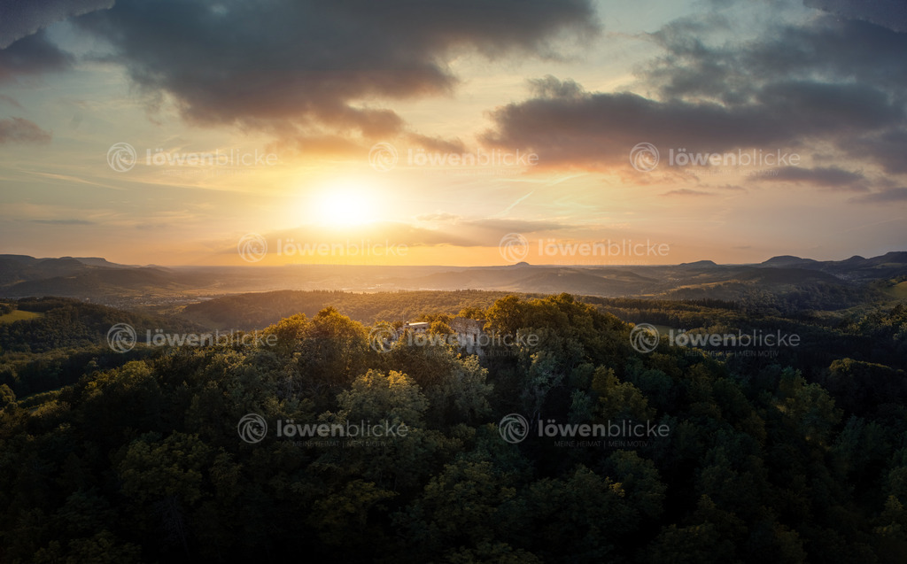 Burg Scharfenberg im Spätsommer mit Kaiserbergpanorama | löwenblicke | shop