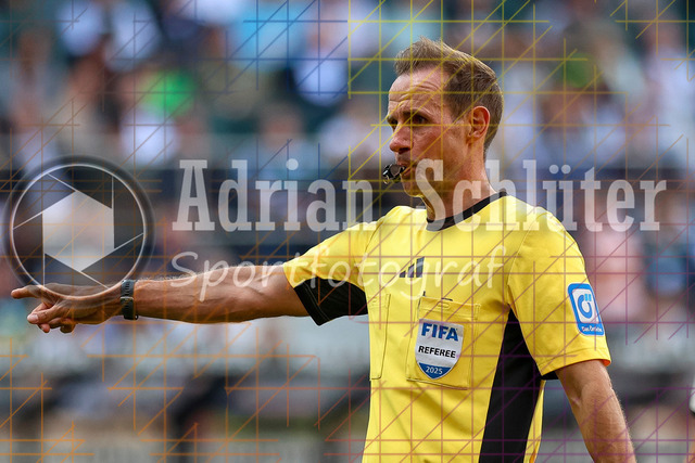 Borussia Mönchengladbach vs Hamburger SV - Bundesliga  | Mönchengladbach, Deutschland, 24.08.25:   Schiedsrichter Sascha Stegemann gestikuliert, Gestik waehrend des Spiels der Bundesliga zwischen Borussia Mönchengladbach vs Hamburger SV im Stadion im Borussia Park(Foto von Brauer-Fotoagentur / Adrian Schlueter)