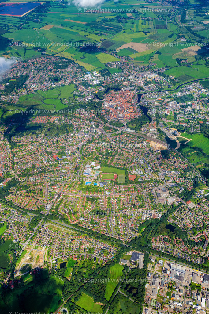 Stade_Hoch_ELS_0787200823a | STADE 20.08.2023 Stadtgebiet mit Außenbezirken und Innenstadtbereich am Rand von landwirtschaftlichen Feldern und Ackerflächen in Stade im Bundesland Niedersachsen, Deutschland. // Urban area with outskirts and inner city area on the edge of agricultural fields and arable land in Stade in the state Lower Saxony, Germany. Foto: Martin Elsen