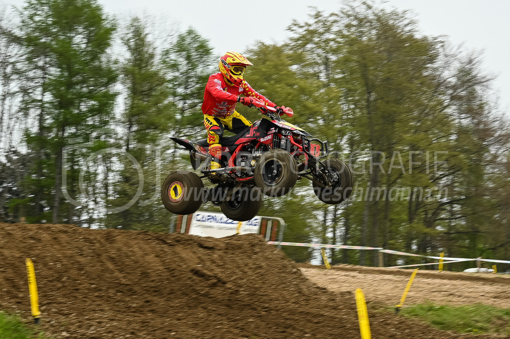 Motocross Schlatt bei Winterthur - 30. April 2023 | #1 Ferraz Joao aus Regensdorf (CH) auf Suzuki J Francing in der Kategorie Quad am Motocross Schlatt bei Winterthur, 30. April 2023. 
Instagram: @mx_schlatt | @mc_wila | @sam_schweiz
Bild: Sportfotografie Markus Aeschimann | www.markus-aeschimann.ch - Realisiert mit Pictrs.com