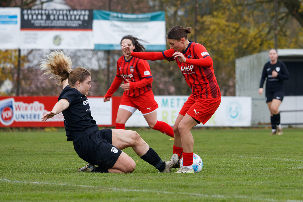 HOHFCH_251109_6747 | 1.FC Heidenheim 1846 II vs. GAST, Fußball, Frauen, Bezirksliga, 2025/2026, X. Spieltag, 03.10.2025 in Heidenheim, Kunstrasen b. Voith-Arena West(Foto: Michael Bulling) - Realisiert mit Pictrs.com