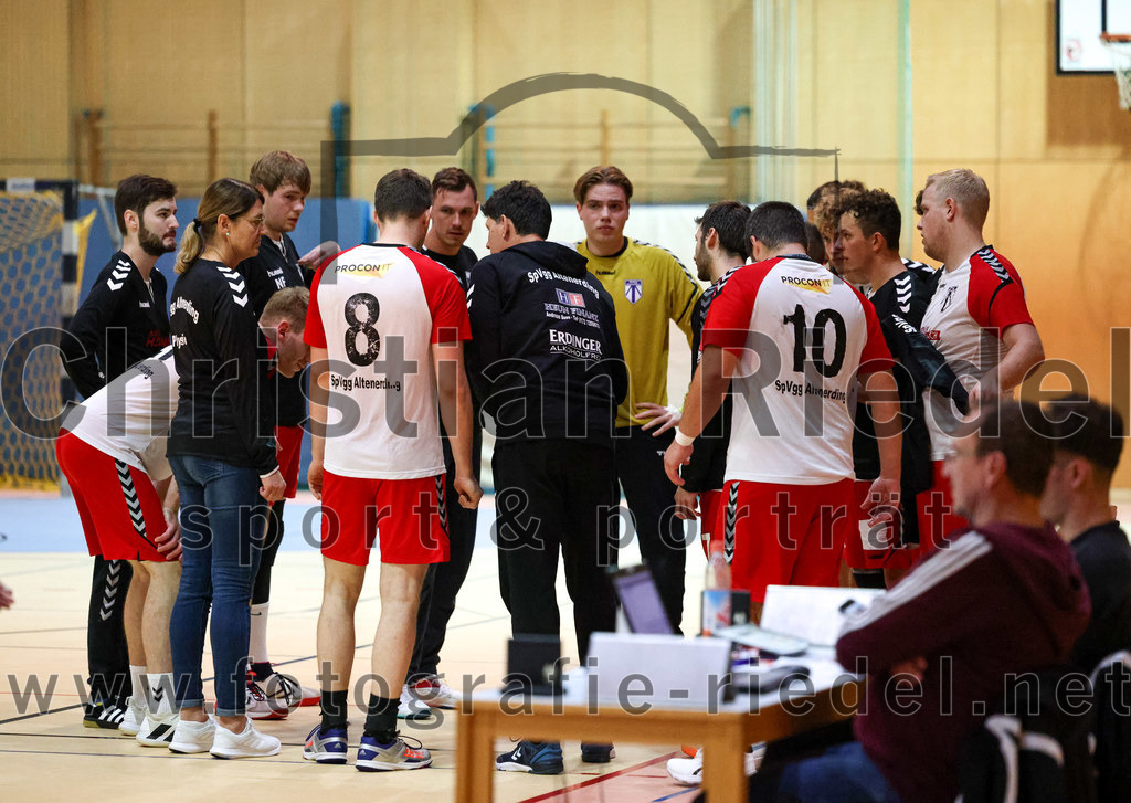 2022-10-08_001_SpVgg_Altenerding_gegen_ASV_Dachau | Erding, Deutschland, 08.10.2022:
Handball, Bezirksoberliga Männer 2022 / 2023, 4. Spieltag, SpVgg Altenerding gegen ASV Dachau, Endergebnis: 23:23

Physio Jana Otto (Spvgg Altenerding), Quirin Huber (SpVgg Altenerding, #8), Christian Loris (SpVgg Altenerding, #10)

Foto: Christian Riedel / fotografie-riedel.net