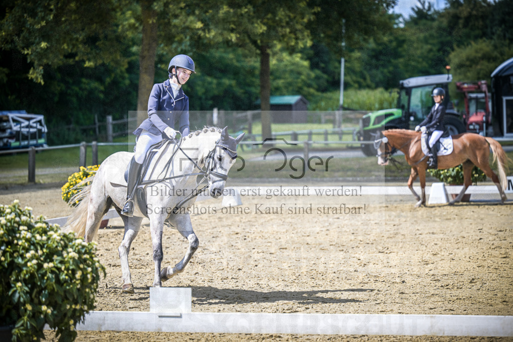 DOS_6045 | Entdecke hochwertige Reitturnierfotos von Foto Oger. Professionell, emotional und authentisch – jetzt Lieblingsmomente im Shop bestellen.Deutschlandweite Turnierfotografie. - Realisiert mit Pictrs.com
