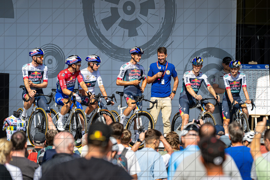 DeutschlandTour 2025 | Etappe 1 - Essen (Start) | //  21.08.25: DeutschlandTour 2025 | Etappe 1 - Essen (Start) / Essen / Deutschland  //   CREDIT:www.bullenfotos.de, Martin König, Hörner Weg 40, D-49078 Osnabrück, +4917663732967 // Nutzung und Weitergabe nur zu den vereinbarten Zwecken. Presseanfragen an Ersteller. Alle Rechte beim Ersteller. Honorierung nach MFM. - Realisiert mit Pictrs.com