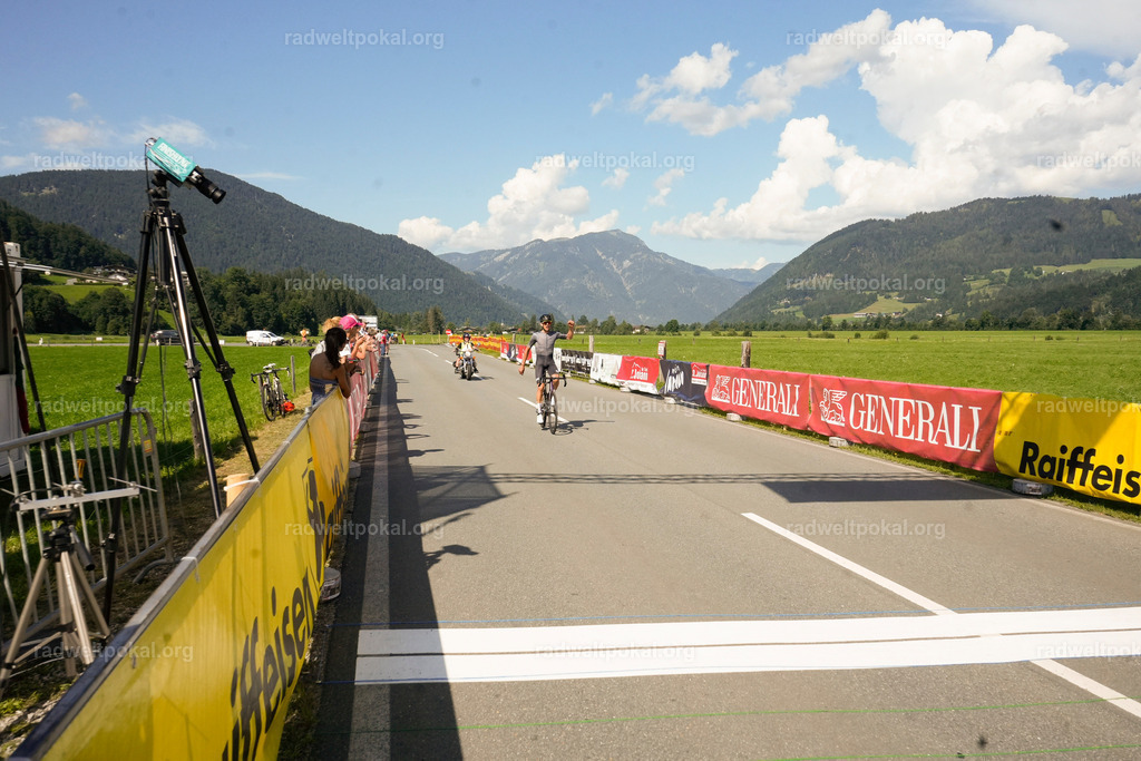925_20230817_Bewerb_Maenner_Muehlanger | AUT - OESTERREICH, 2023-08-16: SPORT RENNRAD-FAHREN - 55. INTERNATIONALER RADWELTPOKAL IN ST. JOHANN IN TIROL  - Vintage-Radrennen mit WM-Bronze-Medaillen-Siegerin Christina Schweinberger, den Teilnehmer und Alexander Baumann (vom Orginastions-Team) - TAG 2 BEWERB MAENNER IN SECHS GRUPPEN  ; Foto: Roland Muehlanger