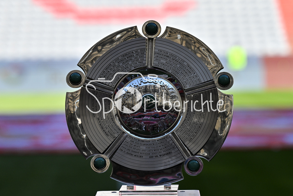 FC Bayern München - Bayer 04 Leverkusen | Die Meisterschale der Google Pixel Frauen Bundesliga steht vor Anpiff in der Sonne / Symbolbild / Google Pixle Frauen-Bundsliga: FC Bayern München - Bayer 04 Leverkusen; Allianz Arena am 06.09.2025