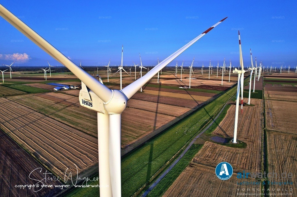 Windpark Gemeinde Reussenkoege in Nordfriesland - Luftbild | Entdecken Sie atemberaubende Luftbilder und Fotografien auf airwatch.de - Tauchen Sie ein in eine Welt voller faszinierender Aufnahmen aus der Vogelperspektive.