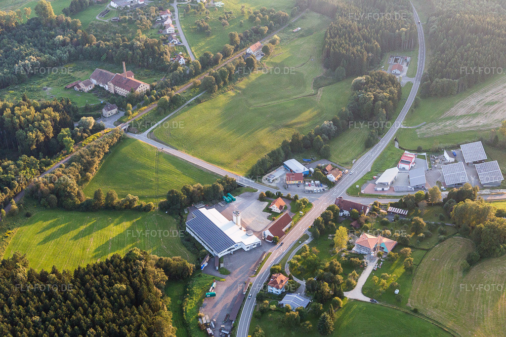 Luftbild: Gewerbegebiet und Firmenansiedlung Bahnhofstraße mit Folienbär Werbetechnik und Holzbau Mühlingen GmbH im Ortsteil Zoznegg in Mühlingen im Bundesland Baden-Württemberg in Deutschland. Foto: IMG_094030.jpg vom 26.08.2016 durch Werner Riehm/FLY-FOTO.de