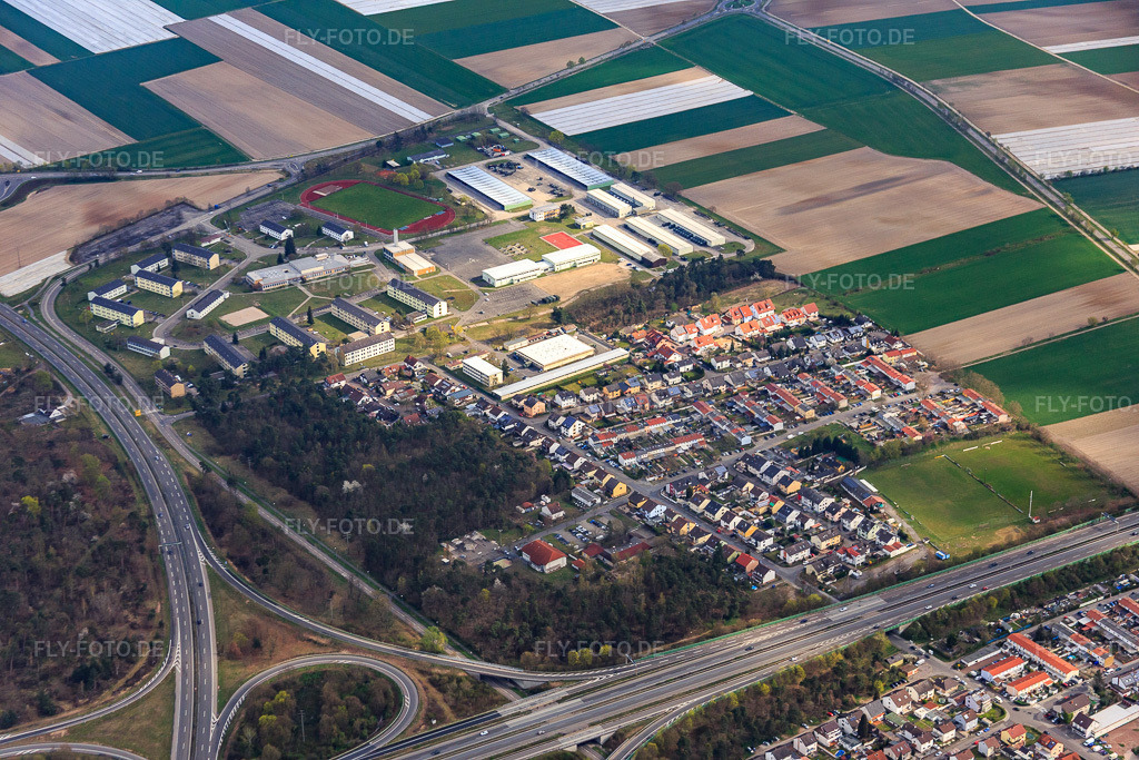 Luftbild: Aufnahmeeinrichtung für Asylbegehrende Speyer (AfA) In der ehemaligen Kurpfalz Bundeswehrkaserne im Ortsteil Rinkenbergerhof in Speyer im Bundesland Rheinland-Pfalz in Deutschland. Foto: IMG_076874.jpg vom 12.04.2015 durch Werner Riehm/FLY-FOTO.deAnsprechpersonen | Stadt Speyer