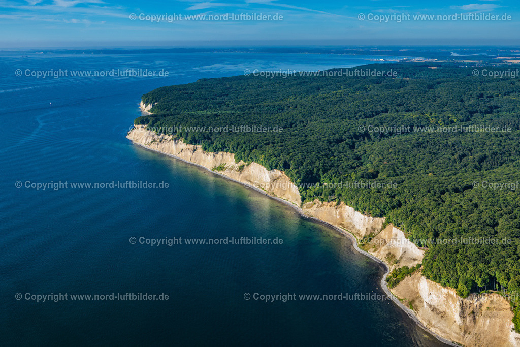 Kreidefelsen_Rügen_Els_7066100822 | SASSNITZ 10.08.2022 Blick auf die Kreideküste im Nationalpark Jasmund bei Sassnitz auf der Insel Rügen in Mecklenburg-Vorpommern. Der markante Felsvorsprung Königsstuhl befindet sich in der Umgebung der Stubbenkammer in dem seit 1990 bestehenden Nationalpark am Ufer zur Ostsee mit einem Buchenwald, der teilweise zum UNESCO-Welterbe gehört. Weiterführende Informationen bei: Nationalpark-Zentrum KÖNIGSSTUHL Sassnitz gemeinnützige GmbH. // View of the chalk cliff coast in the National Park Jasmund near Sassnitz on the island Ruegen in Mecklenburg-West Pomerania. Further information at: Nationalpark-Zentrum KOeNIGSSTUHL Sassnitz gemeinnuetzige GmbH. Foto: Martin Elsen