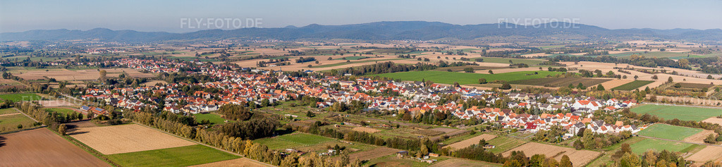 Luftbild: Panorama Perspektive Ortsansicht der Straßen und Häuser der Wohngebiete in Steinfeld im Bundesland Rheinland-Pfalz in Deutschland. Foto: IMG_45829-Bearbeitet.jpg vom 16.10.2011 durch Werner Riehm/FLY-FOTO.deAuflösung des Originals: 11611 x 2692 px