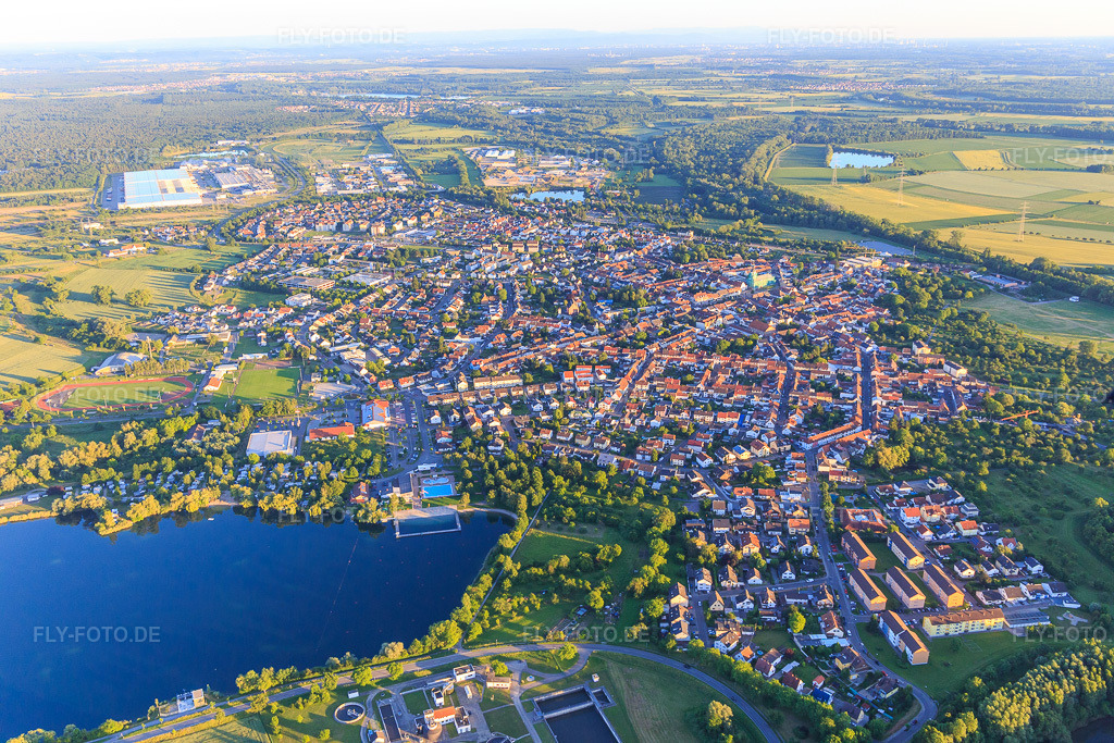 Luftbild: Stadtansicht aus Norden am Abend hinterm Freyersee in Philippsburg im Bundesland Baden-Württemberg in Deutschland. Foto: IMG_100906.jpg vom 10.06.2017 durch Werner Riehm/FLY-FOTO.de