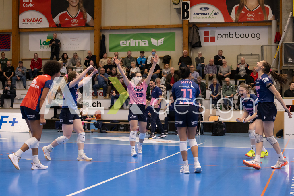 Volleyball I Frauen I Saison 2025-2026 I Volleyball NLA | Women I 1/2 Finals I  VC Kanti Schaffhausen - Sm'Aesch Pfeffingen I 07.03.2026 | Sm'Aesch Pfeffingen Spielerinnenkreis - Realisiert mit Pictrs.com