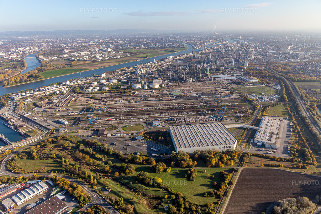 Luftbild: Werksgelände des Chemieproduzenten BASF (Tor 15 im Norden am Güterbahnhof) am Rhein im Ortsteil BASF in Ludwigshafen im Bundesland Rheinland-Pfalz in Deutschland. Foto: IMG_095520.jpg vom 30.10.2016 durch Werner Riehm/FLY-FOTO.de