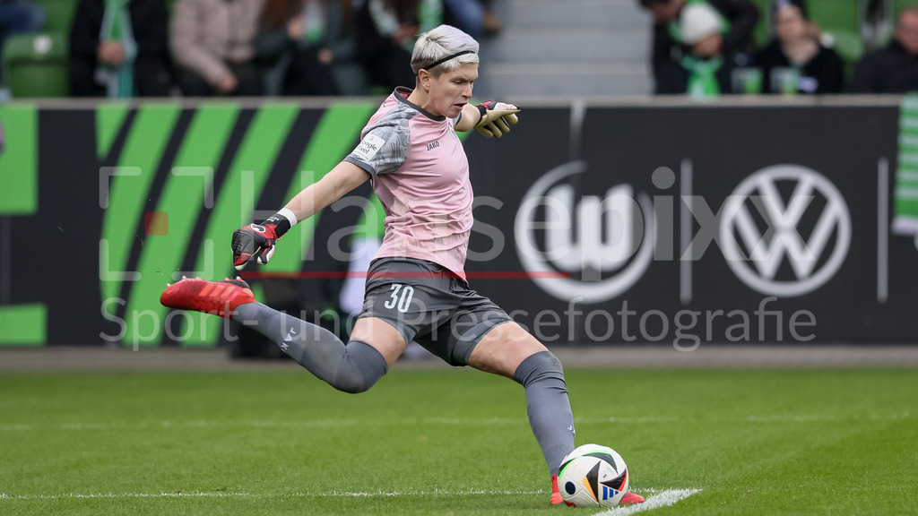 Fussball, Google Pixel Frauen-Bundesliga, VfL Wolfsburg - 1. FFC Turbine Potsdam | v.li.: Vanessa Fischer (Torhüterin, Torwart, 1. FFC Turbine Potsdam, 30) am Ball, Freisteller, Einzelbild, Ganzkörper, Aktion, Action, Spielszene, DIE DFB-RICHTLINIEN UNTERSAGEN JEGLICHE NUTZUNG VON FOTOS ALS SEQUENZBILDER UND/ODER VIDEOÄHNLICHE FOTOSTRECKEN. DFB REGULATIONS PROHIBIT ANY USE OF PHOTOGRAPHS AS IMAGE SEQUENCES AND/OR QUASI-VIDEO.