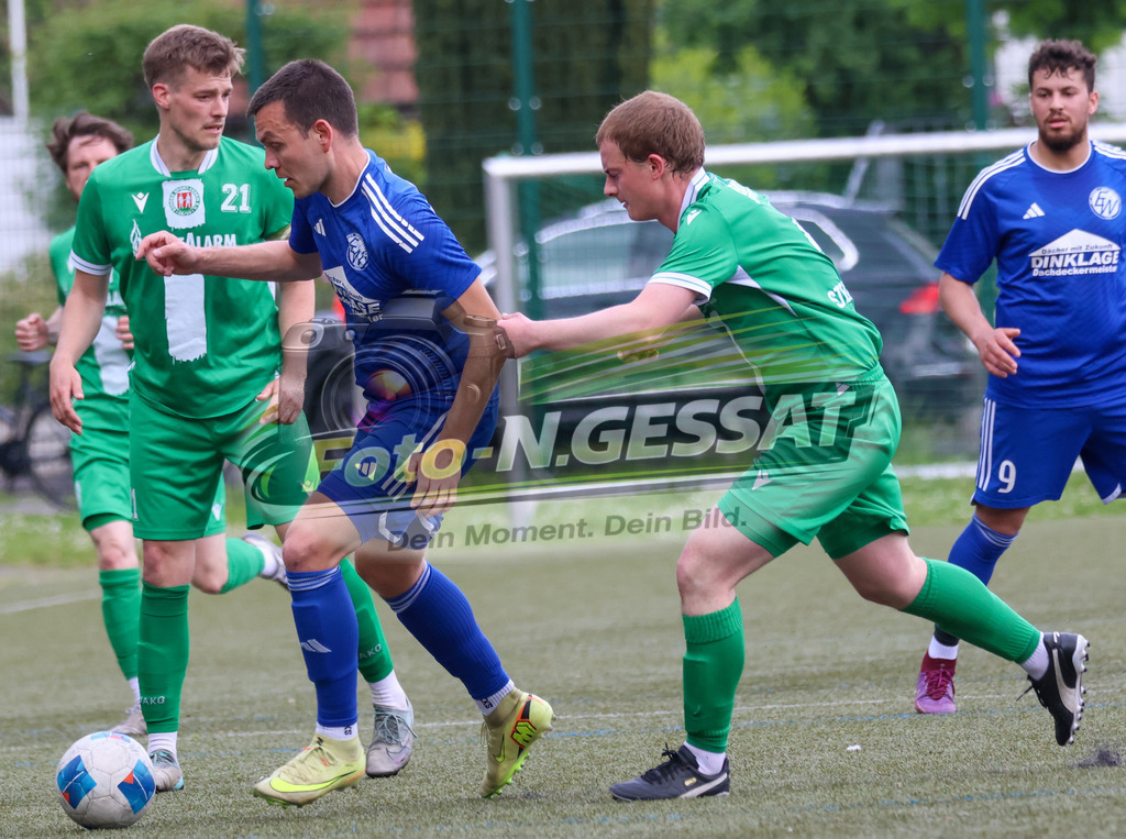 Bünder SV - SV Enger-Westerenger, | Auf dem Bild zu sehen: grün Bünder SV v.l.: Timo Westerbeck, Johannis Steinmeier ; blau SV Enger-Westerenger: Tim Deidersen Bünder SV, SV Enger-Westerenger, Saison 25/26, Kreisliga A, Bünde, Deutschland - Realisiert mit Pictrs.com