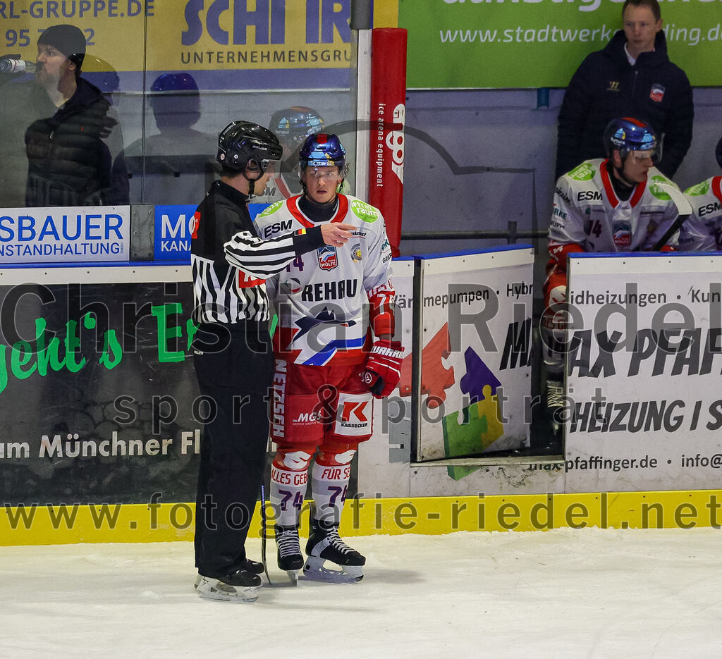 2026-01-18_089_TSV_Erding_gegen_Selber_Woelfe | Erding, Deutschland, 18.01.2026:Eishockey, Oberliga Süd 2025 / 2026, 38. Spieltag, TSV Erding gegen Selber Wölfe, Endergebnis: 2:3 n.V.Moritz Raab (Selber Wölfe, #74)Foto: Christian Riedel / fotografie-riedel.net