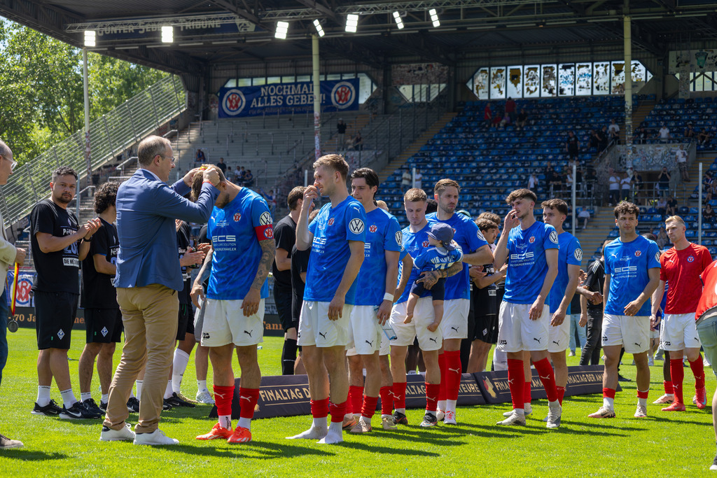 Fußball, Badischer Pokal 2025/26, Finale: VfR Mannheim gegen Waldhof Mannheim | Fußball, Badischer Pokal 2025/26, Finale: VfR Mannheim gegen Waldhof Mannheim***Der VfR Mannheim hat mit 0:3 verloren, die Spieler erhalten die Medaillen für den 2. Platz - Realisiert mit Pictrs.com
