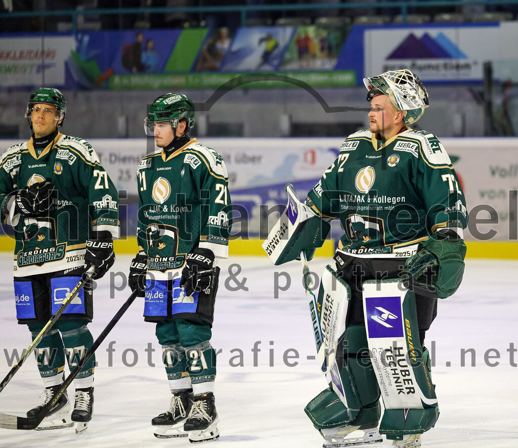 2025-09-12_192_TSV_Erding_gegen_EV_Landshut | Erding, Deutschland, 12.09.2025:Eishockey, Oberliga Süd 2025 / 2026, Testspiel, TSV Erding gegen EV Landshut, Endergebnis: 4:6Mark Waldhausen (Erding Gladiators, #27), Erik Modlmayr (Erding Gladiators, #21), Torwart David Zabolotny (Erding Gladiators, #72)Foto: Christian Riedel / fotografie-riedel.net