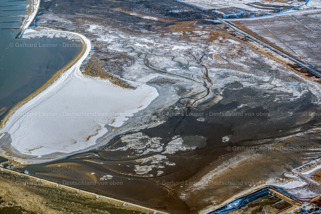 4044103 | BORKUM 13.02.2021 Winterlich schneebedeckte Sandstrand- Landschaft entlang des Küsten- Verlaufes der Nordsee in Borkum im Bundesland Niedersachsen, Deutschland. Weiterführende Informationen bei: Nordseeheilbad Borkum GmbH. // Wintry snowy beach landscape along the of North Sea in Borkum in the state Lower Saxony, Germany. Further information at: Nordseeheilbad Borkum GmbH. Foto: Gerhard Launer