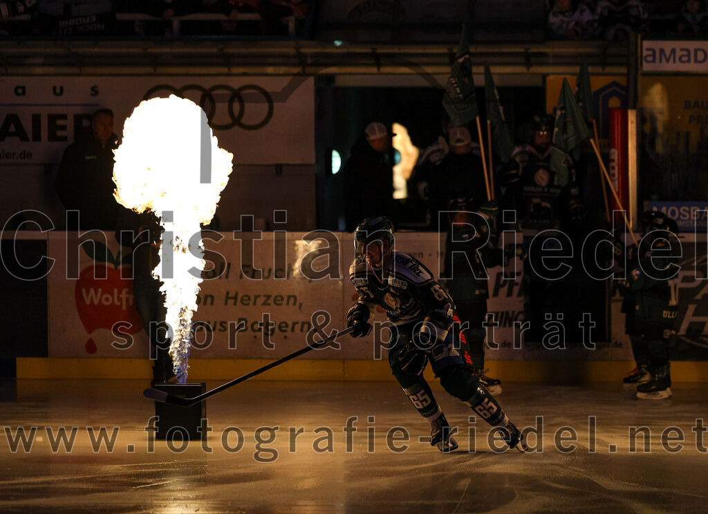 2026-01-02_009_TSV_Erding_gegen_Hoechstadt_Alligators | Erding, Deutschland, 02.01.2026:Eishockey, Oberliga Süd 2025 / 2026, 33. Spieltag, TSV Erding gegen Höchstadt Alligators, Endergebnis: 2:1Quirin Nitzsche (Erding Gladiators, #65)Foto: Christian Riedel / fotografie-riedel.net