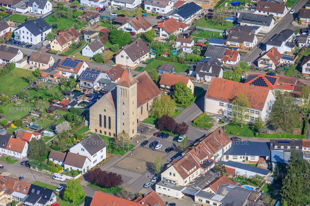 Luftbild: Marktplatz mit Pfarrkirche St. Josef im Ortsteil Sitterswald in Kleinblittersdorf im Bundesland Saarland in Deutschland.Foto: IMG_154953.jpg vom 18.04.2026 durch Werner Riehm/FLY-FOTO.deAuflösung des Originals: 5994 x 3996 px