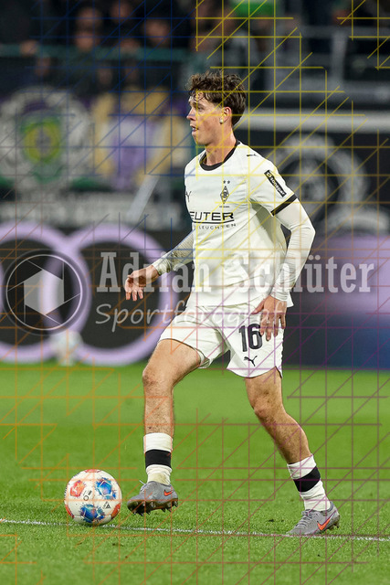 Borussia Mönchengladbach vs SC Freiburg - Bundesliga  | Mönchengladbach, Deutschland, 05.10.25:   Philipp Sander (Borussia Mönchengladbach) in Aktion am Ball, Einzelaktion waehrend des Spiels der Bundesliga zwischen Borussia Mönchengladbach vs SC Freiburg im Stadion im Borussia Park(Foto von Brauer-Fotoagentur / Adrian Schlueter)