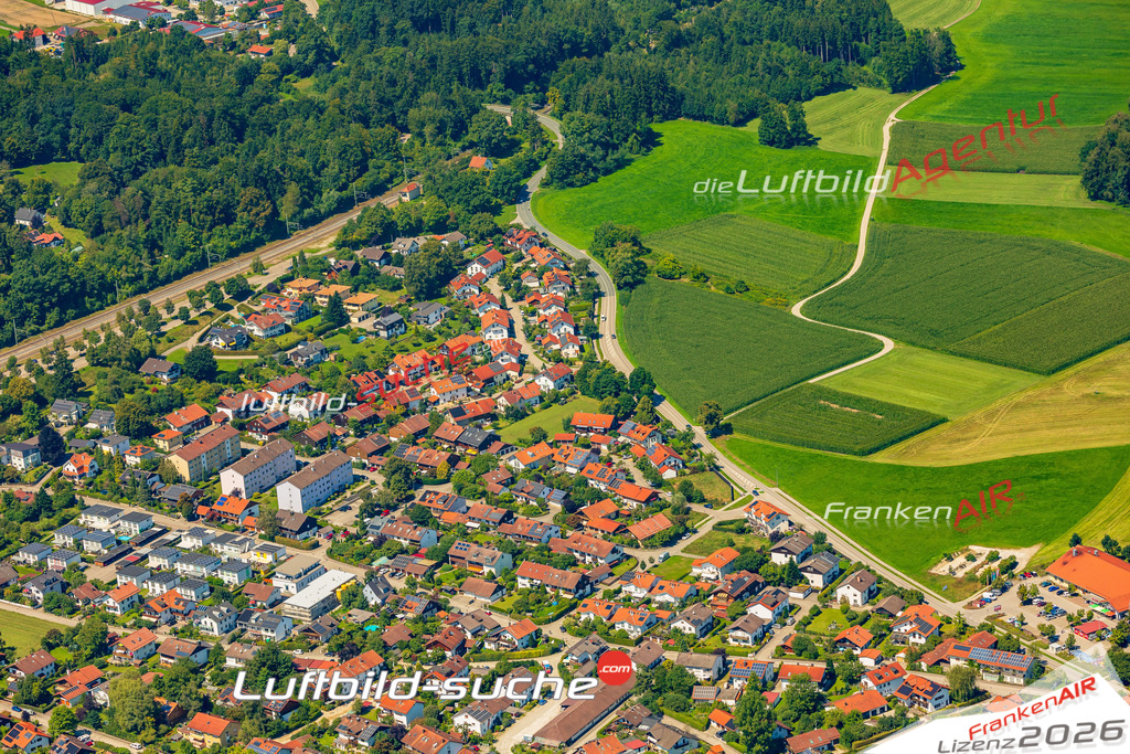 Luftaufnahme der Stadt Aßling - Die Luftaufnahme wurde 2025 vom UL-Flugzeug heraus erstellt ( keine Drohne ) - Hochauflösende Luftaufnahme - für professionelle Ausdrucke geeignet. Die Geschenkidee !Mit Lizenz und Bildrechte bestellbar