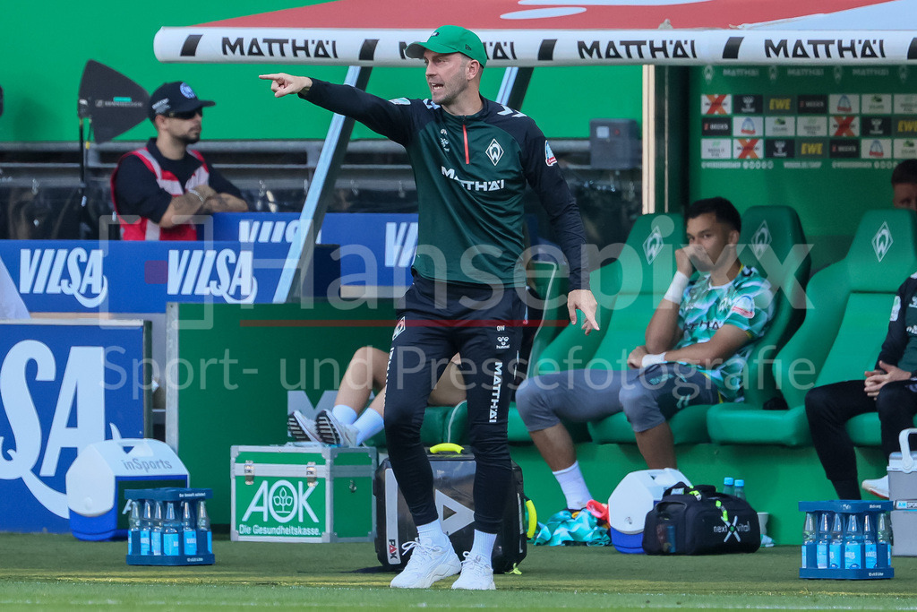 Fussball, Bundesliga, SV Werder Bremen - FC Bayern München | v.li.: Ole Werner (Trainer, Cheftrainer, SV Werder Bremen) gibt Anweisungen, gestikuliert, mit den Armen gestikulieren, DIE DFL-RICHTLINIEN UNTERSAGEN JEGLICHE NUTZUNG VON FOTOS ALS SEQUENZBILDER UND/ODER VIDEOÄHNLICHE FOTOSTRECKEN. DFL REGULATIONS PROHIBIT ANY USE OF PHOTOGRAPHS AS IMAGE SEQUENCES AND/OR QUASI-VIDEO.