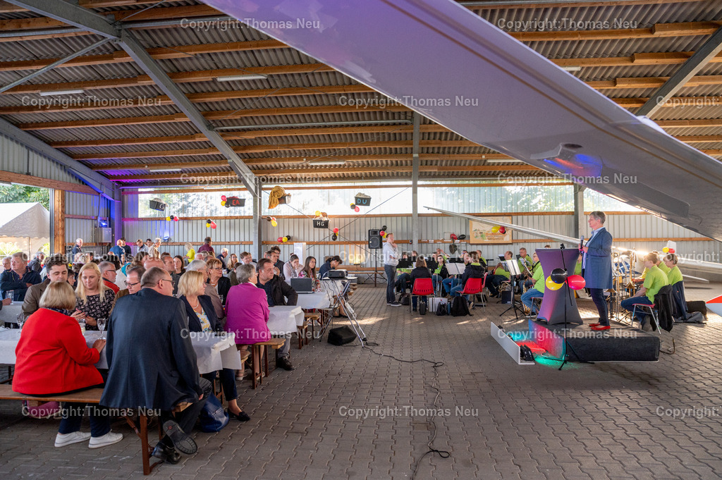 DSC_1576 | 70 Jahre Segelfluggruppe: Taufe des Segelflugzeugs „Ventus 2b“ auf den Namen der ungarischen Partnerstadt Mohàcs, zunächst Grußwort, danach Taufe durch BM Klein,, Bild: Thomas Neu