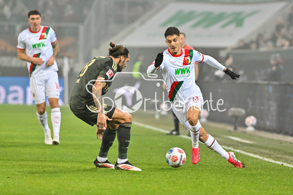 FC Augsburg - 1. FC Union Berlin | AUGSBURG, GERMANY - 15. JANUARY: im Duell Christopher TRIMMEL (1. FC Union Berlin 28) und Dimitrios GIANNOULIS (FC Augsburg 13) während dem Bundesligamatch zwischen dem FC Augsburg und dem 1. FC Union Berlin am 17. Spieltag in der WWK-Arena / DFL REGULATIONS PROHIBIT ANY USE OF PHOTOGRAPHS AS IMAGE SEQUENCES AND/OR QUASI-VIDEO