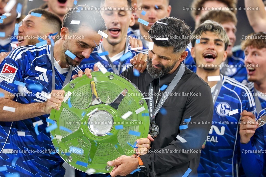 S0417052602016 | 17.05.2026, Fußball, FC Schalke 04 - Eintracht Braunschweig, 34. Spieltag, 2. Fußball Bundesliga, Veltins-Arena Gelsenkirchen, Saison 2025 2026: Schalke 04 ist Meister der 2. Bundesliga. Die Mannschaft gewinnt die Meisterschaft und steht jubelnd auf dem Spielfeld. Freude und Emotionen nach dem Sieg. Kenan Karaman&nbsp;&nbsp;(Schalke04 #19) (Mitte) mit der Meisterschale bei der Siegerehrung neben Cheftrainer Miron Muslic (Schalke04)  DFB regulations prohibit any use of photographs as image sequences and or quasi-video.