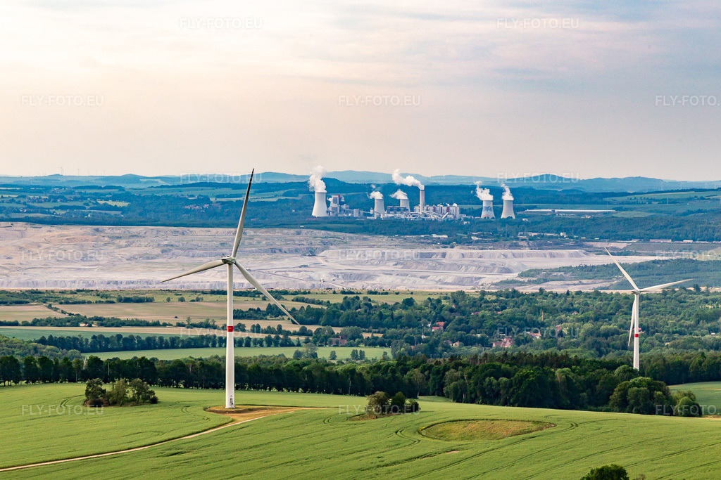 Vue aérienne: Parc éolien tchèque Wetzwalde (parc Větrný Václavice) devant la mine à ciel ouvert de lignite polonaise Kopalnia Węgla Brunatnego Turów à Hrádek nad Nisou dans le département Liberec, République tchèque. Photo: IMG_141732.jpg prise le 23/05/2024 par Werner Riehm/FLY-FOTO.eu – Résolution de l'original: 5178 x 3452 px