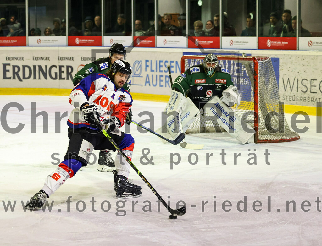 2023-01-22_048_Eishockey_TSV_Erding_gegen_ESC_Dorfen | Erding, Deutschland, 22.01.2023:
Eishockey, Bayernliga 2022 / 2023, 29. Spieltag, TSV Erding gegen ESC Dorfen, Endergebnis: 6:2

Thomas Vrba (ESC Dorfen, #9), Philipp Michl (Erding Gladiators, #77), Torwart Christoph Schedlbauer (Erding Gladiators, #31)

Foto: Christian Riedel / fotografie-riedel.net