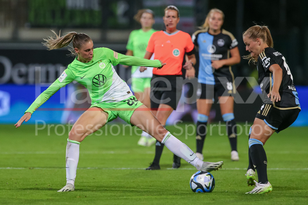 Fussball, Google Pixel Frauen-Bundesliga, VfL Wolfsburg - 1. FC Nürnberg | v.li.: Jule Brand (VfL Wolfsburg, 29) und Luisa Guttenberger (1. FC Nürnberg, 4) im Zweikampf, Duell, Dynamik, Aktion, Action, Spielszene, DIE DFB-RICHTLINIEN UNTERSAGEN JEGLICHE NUTZUNG VON FOTOS ALS SEQUENZBILDER UND/ODER VIDEOÄHNLICHE FOTOSTRECKEN. DFB REGULATIONS PROHIBIT ANY USE OF PHOTOGRAPHS AS IMAGE SEQUENCES AND/OR QUASI-VIDEO.