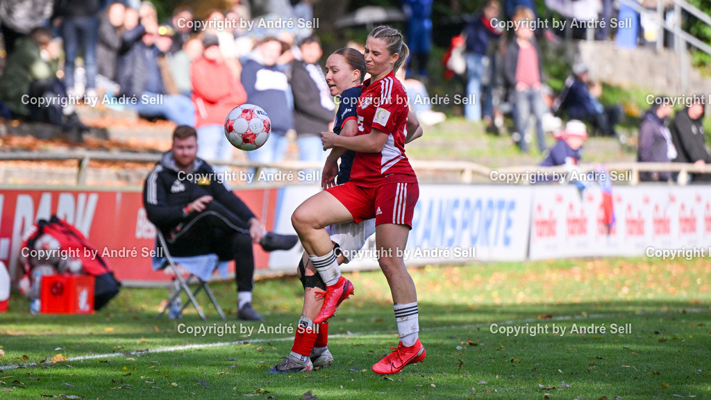 Holstein Kiel vs SpVg Aurich | Laura Hasse (Holstein #5) vs Alina Vogel (Aurich #11) / Fußball-Regionalliga Nord Frauen 2026/2027 / Holstein Kiel vs SpVg Aurich / Waldwiese / Kiel / 20.09.26 - Realisiert mit Pictrs.com