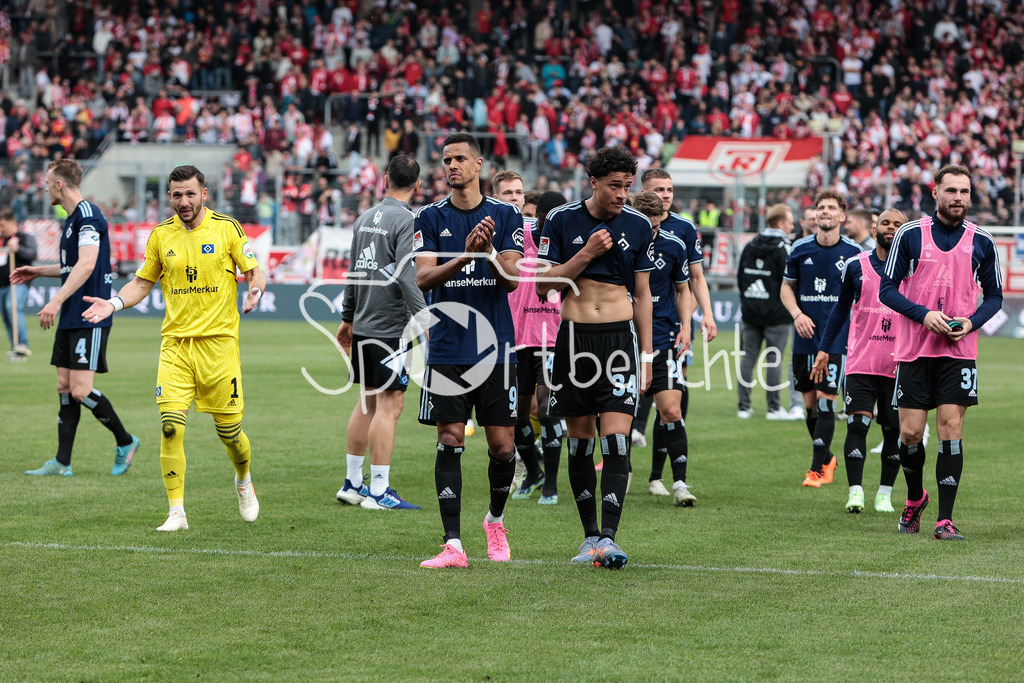 SSV Jahn Regensburg - Hamburger SV | Die Spieler des HSV feiern mit den mitgereisten fAns den Sieg in Regensburg / Jubel / Auswaertssieg / Freude / Ultras / DFL REGULATIONS PROHIBIT ANY USE OF PHOTOGRAPHS AS IMAGE SEQUENCES AND/OR QUASI-VIDEO