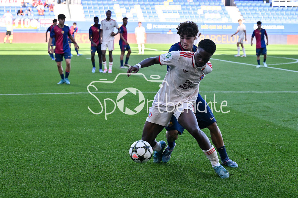 FC Barcelona U19 - FC Bayern München U19 | im Duell Michael SCOTT (FCB #11) und Jan VIRGILI (FC Barcelona U19 #7) / Zweikampf / UEFA Youth League: FC Barcelona U19 - FC Bayern München U19, Estadi Johan Cruyff am am 23.10.2024