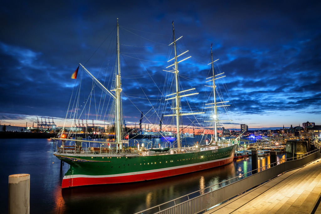10221206 - Nachts an der Rickmer Rickmers | Schöne nächtliche Lichtstimmung an der Rickmer Rickmers.