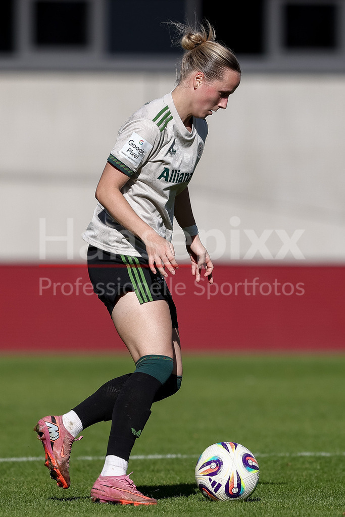 Fussball, Google Pixel Frauen-Bundesliga, FC Bayern München - SV Werder Bremen | Franziska Kett (FC Bayern München, 20) am Ball, Freisteller, Einzelbild, Ganzkörper, Aktion, Action, Spielszene, DIE DFB-RICHTLINIEN UNTERSAGEN JEGLICHE NUTZUNG VON FOTOS ALS SEQUENZBILDER UND/ODER VIDEOÄHNLICHE FOTOSTRECKEN. DFB REGULATIONS PROHIBIT ANY USE OF PHOTOGRAPHS AS IMAGE SEQUENCES AND/OR QUASI-VIDEO.