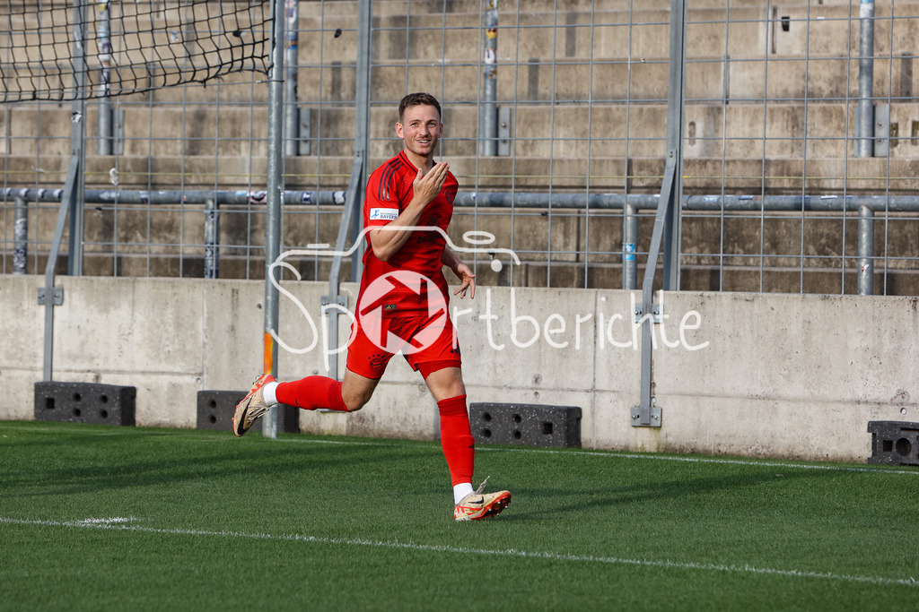 FC Bayern Amateure - SpVgg Bayreuth | Jubel nach dem Tor zum 1-0 durch Timo Kern (FCB #10) / Freude / Happy / Tor / Torschuetze