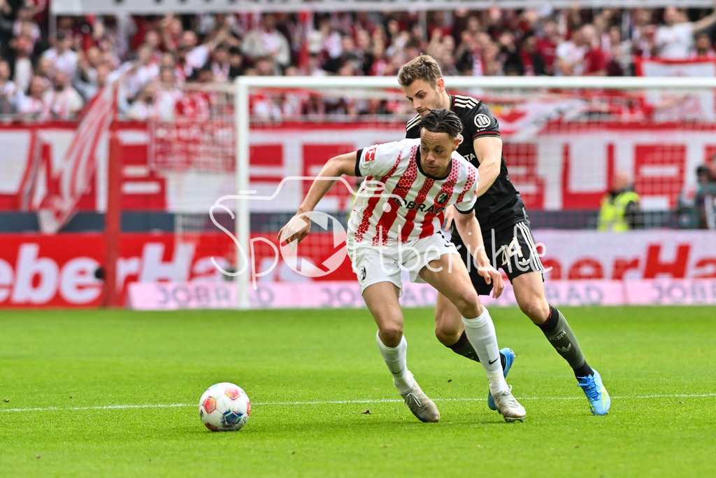SC Freiburg - FC Bayern München | FREIBURG, GERMANY - 04. APRIL: im Duell Derry Lionel SCHERHANT (SC Freiburg 7) und Josip STANISIC (FC Bayern Munich 44) während dem Bundesligamatch zwischen dem SC Freiburg und dem FC Bayern München am 28. Spieltag im Europa-Park Stadion / DFL REGULATIONS PROHIBIT ANY USE OF PHOTOGRAPHS AS IMAGE SEQUENCES AND/OR QUASI-VIDEO