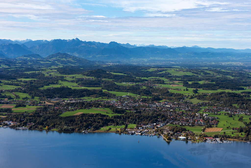 dr__0055749.jpg | PRIEN AM CHIEMSEE 07.10.2024 Stadtgebiet mit Außenbezirken und Innenstadtbereich am Chiemsee mit Blick auf die Alpen in Prien am Chiemsee im Bundesland Bayern, Deutschland. // City area with outside districts and inner city area on Chiemsee with Blick auf die Alpen in Prien am Chiemsee in the state Bavaria, Germany. Foto: Daniel Reiter