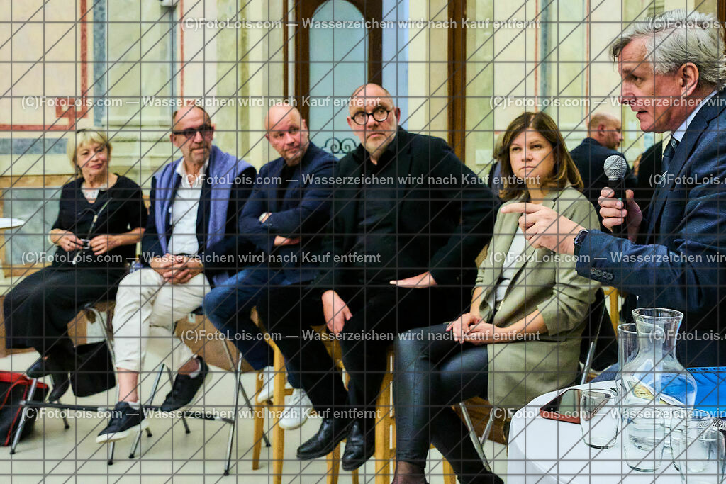 ALP6572_TdBerufsfotografie_Diskussion KI_Aurednik Michael | (C)FotoLois.com, Alois Spandl, Tage der NÖ Berufsfotografie in Baden, Posiumsdiskussion um die Künstliche Inteligenz in der Fotografie im Arnulf Rainer Museum Baden mit Gisela Kayser (Kuratorin und ehemalige künstlerische Leiterin und GF des Freundeskreis Willy-Brandt-Haus Berlin) Peter-Matthias Gaede (Journalist, ehem. Chefredakteur GEO), Michael Schnabl (Berufsfotograf in Graz, KI-Künstler), Christoph Künne (Docma), Michaela Habinger (Berufsfotografin NÖ), Michael Aurednik (Rechtsanwalt der NÖ Berufsfotografie), Christian Schörg (Landesinnungsmeister NÖ), Fr 6. Oktober 2023.