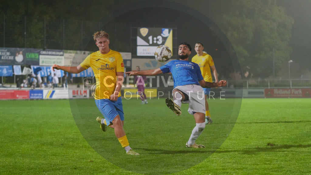 Fußball, Herren, Saison 2025/2026, Regionalliga Nordost, 6. Spieltag, FSV 63 Luckenwalde vs. VSG Altglienicke, Freitag 28.08.2025, Werner-Seelenbinder-Stadion Luckenwalde | Fußball, Herren, Saison 2025/2026, Regionalliga Nordost, 6. Spieltag, FSV 63 Luckenwalde vs. VSG Altglienicke, Freitag 28.08.2025, Werner-Seelenbinder-Stadion Luckenwalde, Im Bild: Fritz Schröder (l. Luckenwalde) und Biyan Kizildemir (r. Altglienicke) - Realisiert mit Pictrs.com