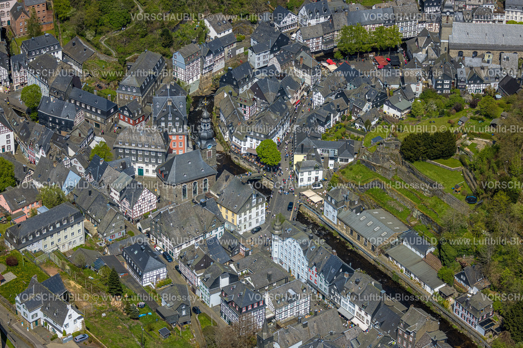 Monschau240502232 | Luftbild, historische Altstadt mit mittelalterlichen Gebäuden und der evangelischen Stadtkirche, Rotes Haus, Fluss Rur und Brücke Rurstraße Fußgängerbereich, Monschau, Nordrhein-Westfalen, Deutschland