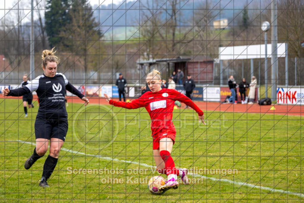 20250316_133434_0288 | #,1.FC Donzdorf (rot) vs. SpVgg Gröningen-Satteldorf (schwarz), Fussball, Frauen-Verbandsliga Württemberg, 13. Spieltag, Saison 2024/2025, Rasenplatz Lautertal Stadion, Süßener Straße 16, 73072 Donzdorf, 16.03.2025 - 13:00 Uhr,Foto: PhotoPeet-Sportfotografie/Peter Harich