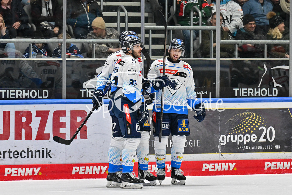 Augsburger Panther - ERC Ingolstadt | Jubel der Gaeste nach dem Treffer zum 1-4 druch Charles BERTRAND (ERC Ingolstadt #33) Freude / Happy / Tor / Torschuetze / DEL: Augsburger Panther - ERC Ingolstadt, Curt Frenzel Stadion am 26.01.2025