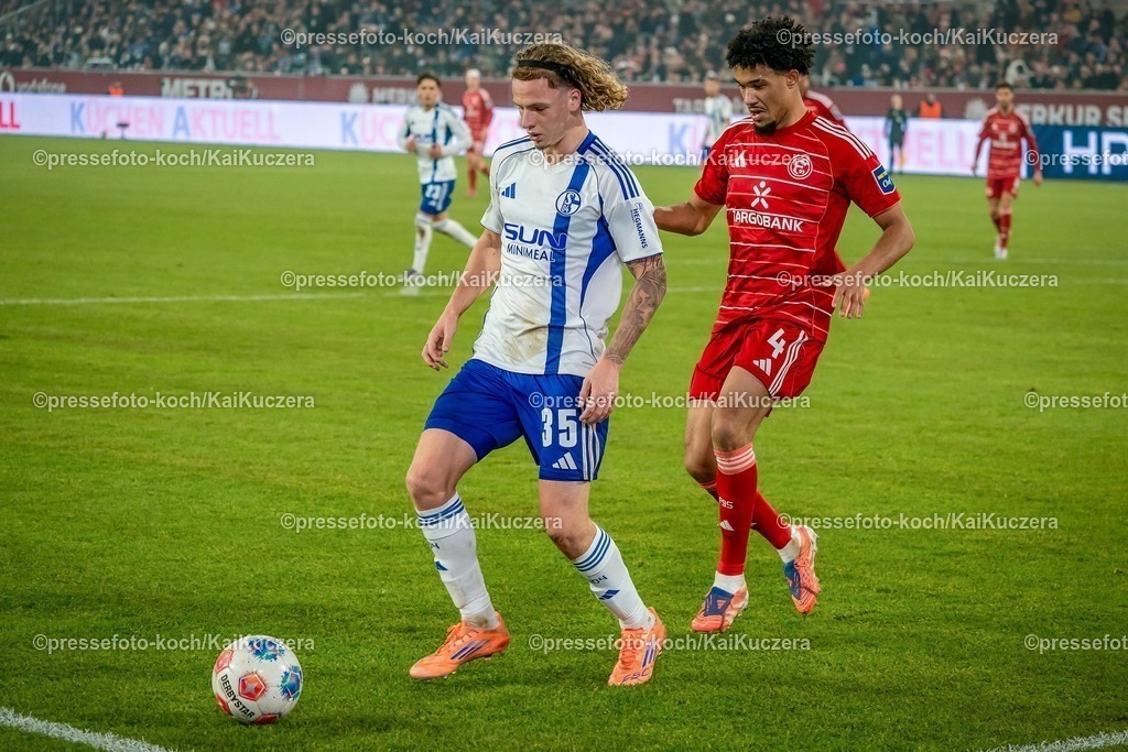xKKUx05122501049 | 05.12.2025, xkkux, Fußball, Fortuna Düsseldorf - FC Schalke 04, 2. Fußball Bundesliga, Merkur Spiel-Arena, Saison 2025 2026: Kenneth Schmidt (Fortuna Düsseldorf #04) im Zweikampf gegen  xs35  DFB regulations prohibit any use of photographs as image sequences and or quasi-video.