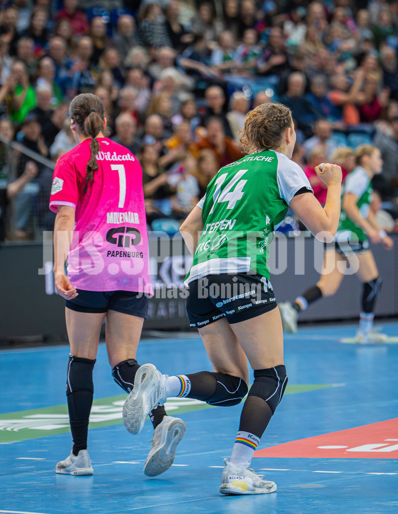 Handball I Frauen I Saison 2025-2026 I 1. HBF I 15. Spieltag I VFL Oldenburg - SV Union Halle-Neustadt 0030 | Marie Steffen (14, VfL Oldenburg) jubel, freude, tor - Realisiert mit Pictrs.com
